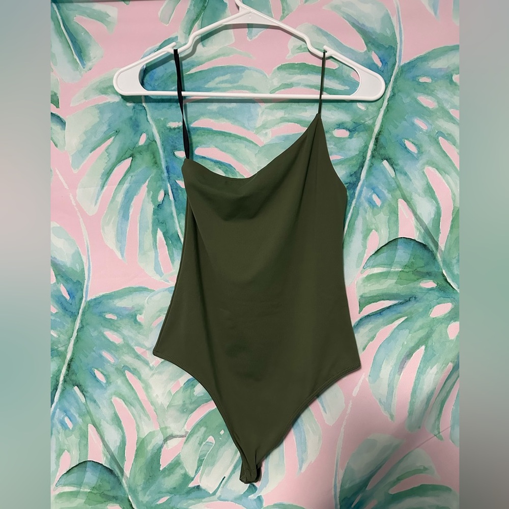 Aritzia Contour One-Shoulder Cami Bodysuit in Sencha Green, size Small